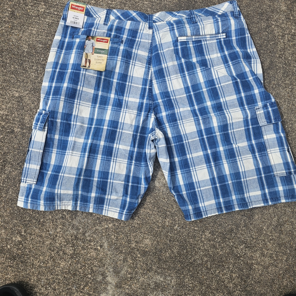 Wrangler Blue and White Plaid Cargo Shorts - Picture 2 of 6